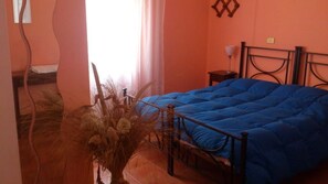 Triple Room | Individually decorated, individually furnished, free WiFi, bed sheets - Il Piccolo Paradiso (Livorno)