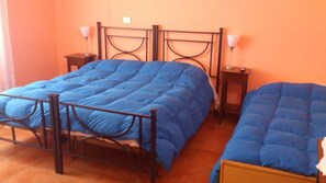 トリプルルーム | 客室ごとに異なる装飾、客室ごとに異なるインテリア、WiFi (無料)、ベッドシーツ