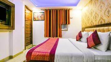 Egyptian cotton sheets, premium bedding, in-room safe, desk