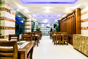Restaurant - Hotel Pearl Mahipalpur Delhi Airport (New Delhi)