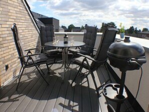 Outdoor dining - Haven of peace in the sun garden - exclusive penthouse apartment with sauna (Kellenhusen)