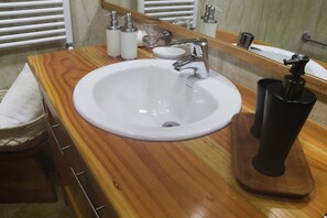 Regadera, amenidades de baño gratuitas, toallas, jabón