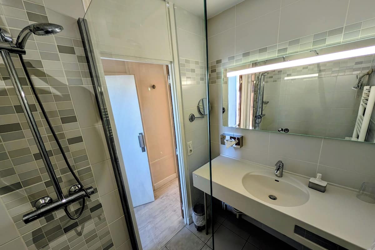 Chambre double, 1 grand lit, non-fumeur | 1 chambre, literie de qualité, décor unique, ameublement unique