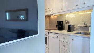 Jääkaappi, uuni, liesi, astianpesukone