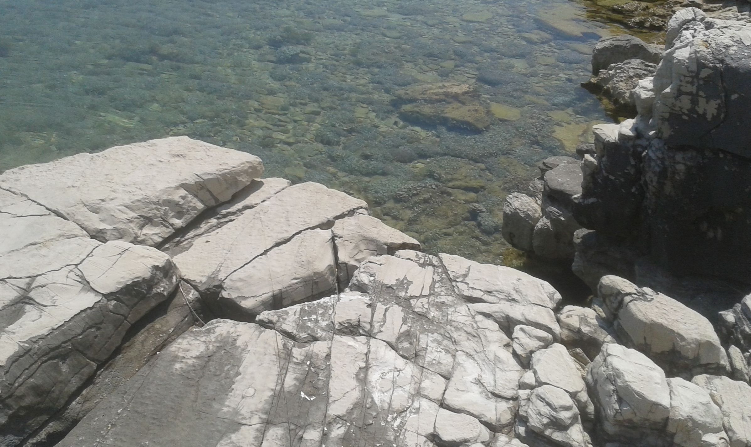 Uma costa rochosa com águas cristalinas.