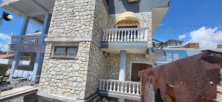 Fachada de la propiedad. Vila Blu Inn