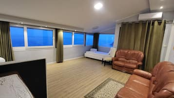 Deluxe Suite, Multiple Beds, Sea View