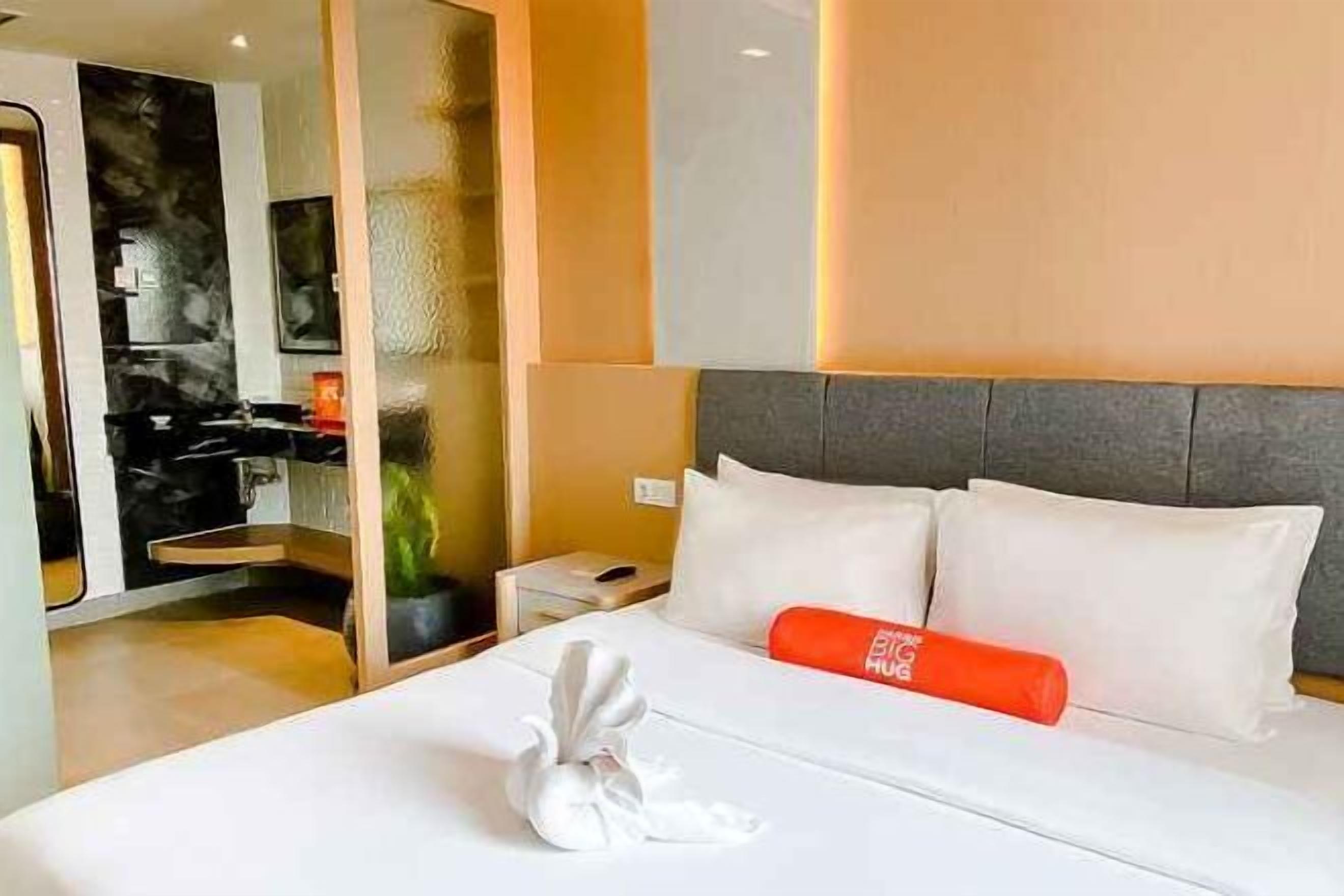 Caja de seguridad en la habitación y escritorio 