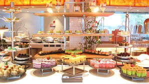 Een buffet met diverse desserts en drankjes.