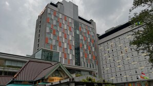 Een hotel met een modern ontwerp, met een combinatie van traditionele en eigentijdse architectuur.