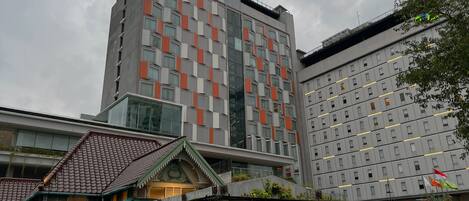 Un hotel de diseño moderno, que combina arquitectura tradicional y contemporánea.