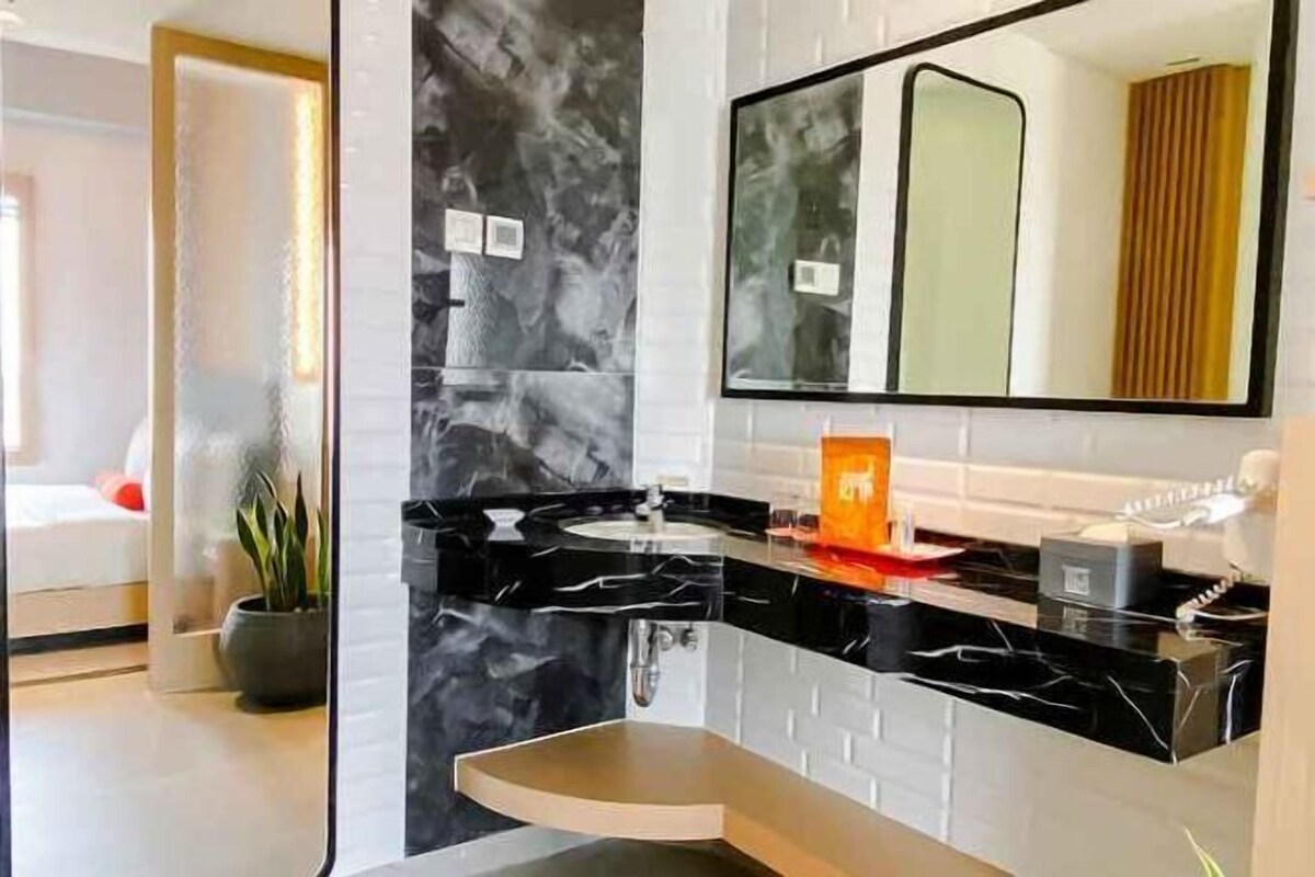 Bathroom | Shower, rainfall showerhead, free toiletries, hair dryer