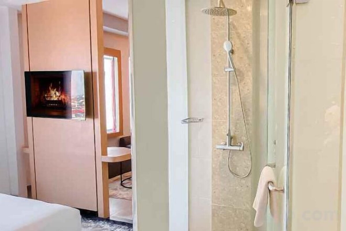 Shower, rainfall showerhead, free toiletries, hair dryer