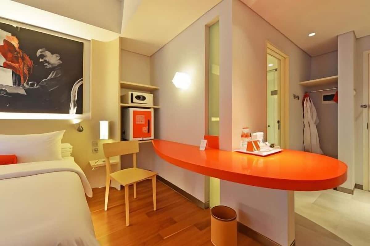 1 bedroom, in-room safe, desk, iron/ironing board