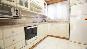 Apartment, 2 Bedrooms | Private kitchen - My Home - Platano (Gramado)