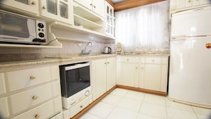 Apartment, 2 Bedrooms | Private kitchen