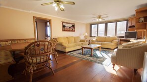 Apartamento, 2 quartos | Sala de estar