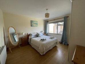 3 室のベッドルーム、デスク、アイロン / アイロン台、旅行用ベビーベッド