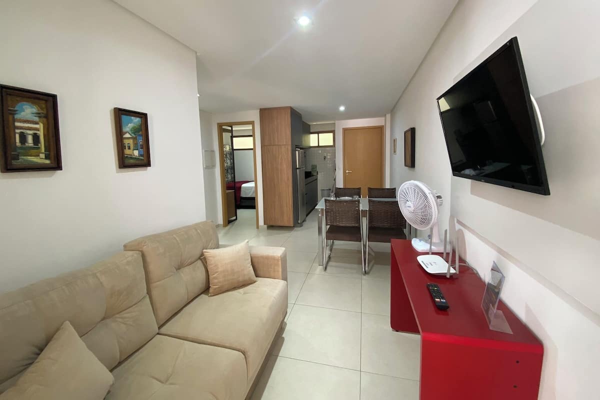Departamento clásico | Sala de estar | Televisión LCD de 32 pulgadas con canales por cable y televisión