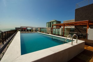 Apartamento design | Piscina | 2 piscinas externas, espreguiçadeiras