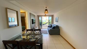 Familieleilighet | Oppholdsrom | En 32-tommers smart-TV med digitale kanaler samt TV