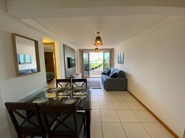 Apartamento familiar | Sala de estar | Smart TV de 32 pulgadas con canales digitales, una televisión