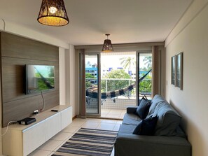 Apartment | Wohnbereich | 32-Zoll-Smart-TV mit Digitalempfang, Fernseher