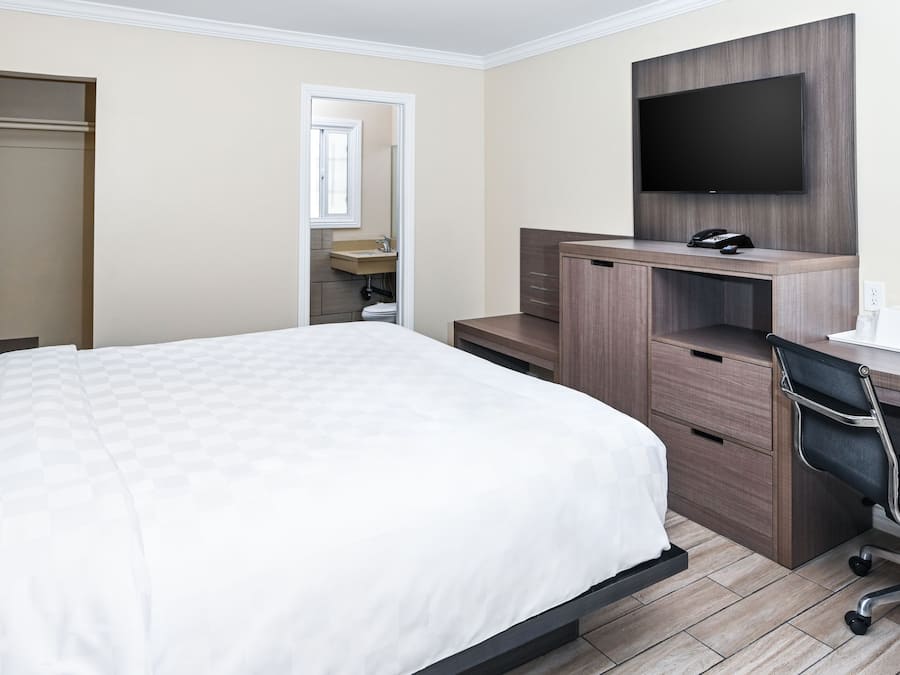 Skrivebord, strykejern/-brett, wi-fi (inkludert) og sengetøy