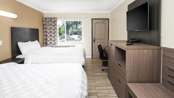 Escritorio, tabla de planchar con plancha, wifi gratis y ropa de cama 