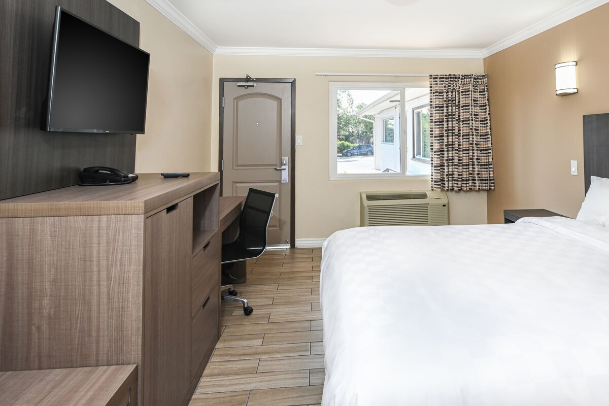 Desk, iron/ironing board, WiFi (free), bed sheets
