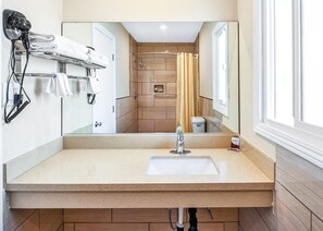 Douche, articles de toilette gratuits, sèche-cheveux