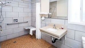 Chuveiro, produtos de toalete grátis, secador de cabelo