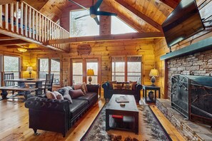 Televisión, chimenea, reproductor de DVD y futbolito 