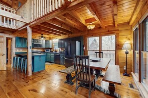 Dining - Secluded mountain cabin w/ multiple decks (Mineral Bluff)