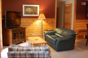 Fernseher, Kamin, DVD-Player, Tischfußball