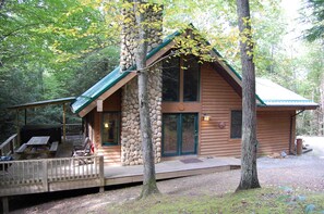 Outdoor dining - Harvest Moon Cottages beauty in the heart of Hocking Hills (Rockbridge)