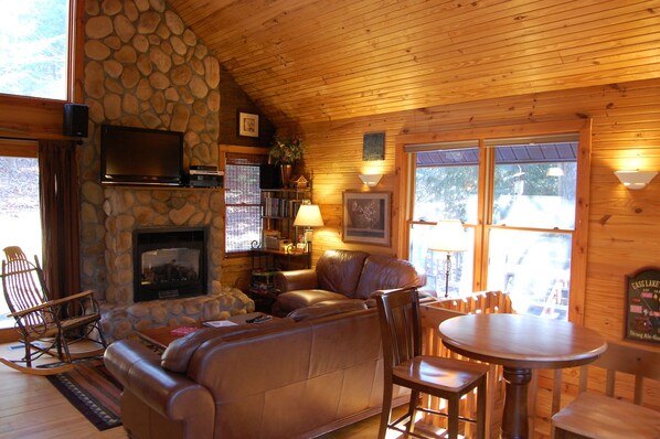TV, fireplace, DVD player, table football - Harvest Moon Cottages beauty in the heart of Hocking Hills (Rockbridge)