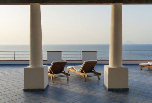 Merinäköala 3-huoneen huoneisto, upea näköala Eeolian saarille