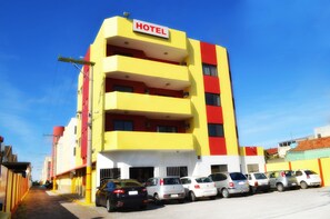 Vista frontal de la propiedad