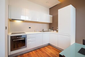 Frigorifero, forno, piano cottura, lavastoviglie