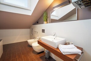 Banheira, secador de cabelo, bidê, toalhas de banho