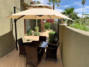Outdoor dining - Relaxing Desert Oasis-Salt Water Pool & Jacuzzi/Mountain Views/#067735 3bd (La Quinta)