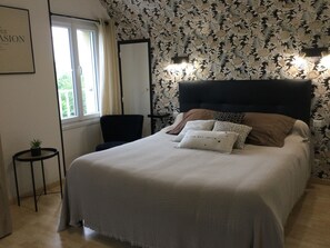 3 habitaciones, escritorio y tabla de planchar con plancha 