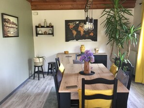 Dining - Very comfortable cottage 5 km from Granville with wifi (Anctoville Sur Boscq Basse Normandie -France-)