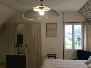 3 slaapkamers, een bureau, een strijkplank/strijkijzer, reisbedje