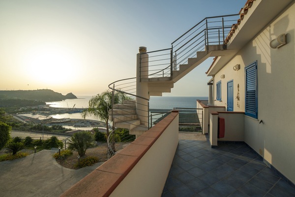 La vista dal bilo lato giardino con balcone vista mare