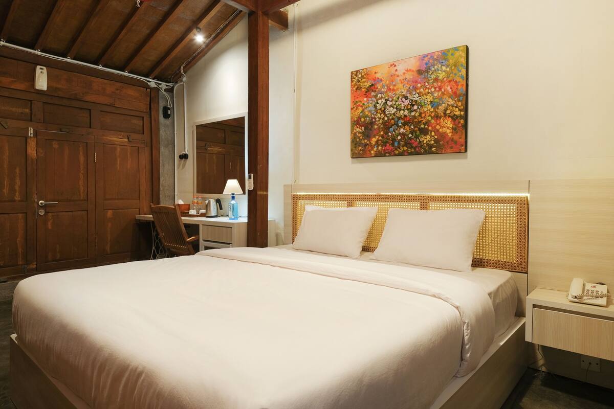 ห้องดีลักซ์ดับเบิล | ตู้นิรภัยในห้องพัก, โต๊ะทำงาน, Wi-Fi ฟรี, ผ้าปูที่นอน