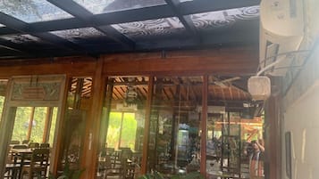 供应早餐、午餐和晚餐