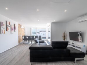 TV - Luxury villa, heated pool, wifi, satellite (Empuriabrava)