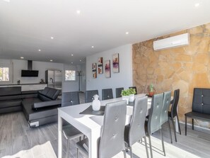 Dining - Luxury villa, heated pool, wifi, satellite (Empuriabrava)